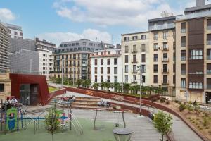 une aire de jeux au milieu d'une ville avec des bâtiments dans l'établissement Muinoa 2 by FeelFree Rentals, à Saint-Sébastien