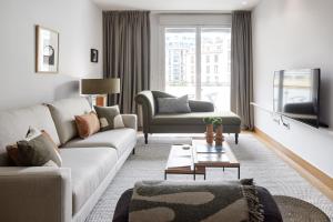 un salon avec un canapé et une table dans l'établissement Muinoa 2 by FeelFree Rentals, à Saint-Sébastien