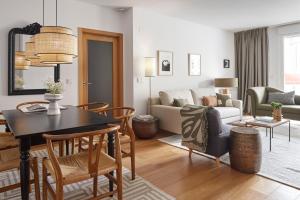 un salon avec une table et un canapé dans l'établissement Muinoa 2 by FeelFree Rentals, à Saint-Sébastien