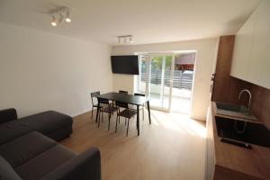 TV a/nebo společenská místnost v ubytování Naia Apartments