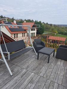 een terras met 2 stoelen en 2 stoelen bij Veronika Panoráma Villa in Paloznak