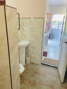 W łazience znajduje się prysznic, toaleta i umywalka. w obiekcie Beliams Inn w mieście Siquijor