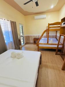 Pokój z 2 łóżkami piętrowymi w pokoju w obiekcie Beliams Inn w mieście Siquijor