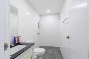 Ένα μπάνιο στο Advanced townhouses can accommodate 14 people, with high-speed Wi Fi and parking on Netflix +50 φωτογραφίες