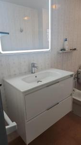 Koupelna v ubytování Ran de Mar + 20 fotografií