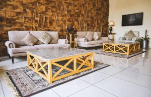 ラーワルピンディーにあるLuxury Apartmentsのソファ2つとテーブルのあるリビングルーム