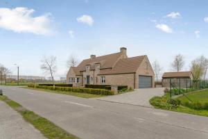 una casa al lado de una calle en Family house with a beautiful view in Damme, en Brujas