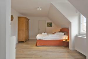 1 dormitorio con 1 cama en el ático en Family house with a beautiful view in Damme, en Brujas