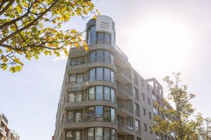 un edificio alto con balcones a un lado. en Bright and spacious apartment with stunning views!, en Knokke-Heist