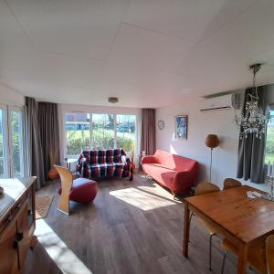 Wijnstaete في Lemelerveld: غرفة معيشة مع أريكة وطاولة
