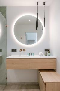 A bathroom at Stunning and modern apartment with sunny balcony