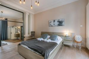 une chambre avec un grand lit et un grand miroir dans l'établissement Huswell - Beautiful and spacious vacation home with parking, à Blankenberge
