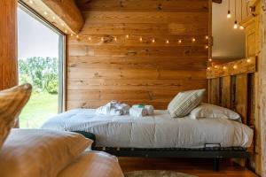 Säng eller sängar i ett rum på Beautiful log home with stunning views