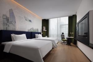 Postel nebo postele na pokoji v ubytování Hampton by Hilton Shenzhen Nanshan Science and Technology Park