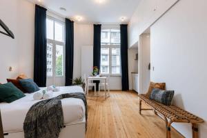 Un dormitorio con 2 camas y un banco. en 'The Jungle' Studio in the heart of Ghent en Gante
