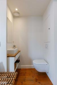 La salle de bains est pourvue de toilettes blanches et d'un lavabo. dans l'établissement 'The Jungle' Studio in the heart of Ghent, à Gand