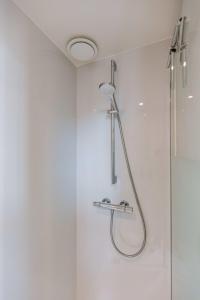 La salle de bains est pourvue d'une douche avec un pommeau de douche. dans l'établissement 'The Jungle' Studio in the heart of Ghent, à Gand