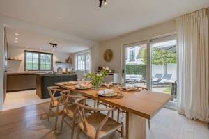 cocina y comedor con mesa y sillas en Beautifully decorated villa near the city of Knokke, en Knokke-Heist