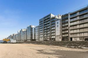 een lege parkeerplaats voor een groot gebouw bij Sunny and comfortable 2 bedroom appartement with stunning Sea-view and 2 terraces in Knokke-Heist