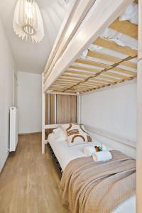 Двох'ярусне ліжко або двоярусні ліжка в номері Beautiful bel-etage in Blankenberge