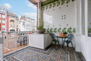 a balcony with a table and chairs on a balcony at Authentic townhouse near the beach of Blankenberge in Blankenberge