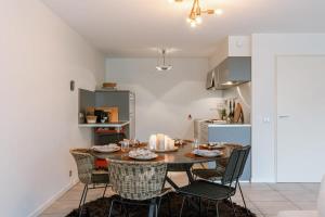 een keuken en eetkamer met een tafel en stoelen bij Huswell - Apartment on prime location in Knokke in Knokke-Heist