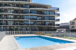 Bazén v ubytování Huswell - Seaside Apartment with Shared Pool nebo v jeho okolí