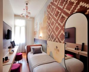 TV a/nebo společenská místnost v ubytování UNAHOTELS Ala Venezia-Adults 16