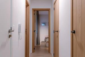 een hal met twee deuren naar een kamer bij Appartement in 'De Haan' in De Haan