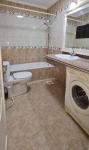 y baño con lavamanos y lavadora. en Comfy 2 Bedrooms Apartment in Cairo 98-5 en El Cairo