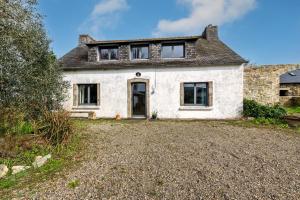 an old white house with a driveway in front of it at Charme et Hâvre de Paix - Grand jardin in Trégarvan
