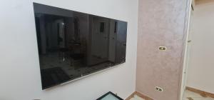 TV a/nebo společenská místnost v ubytování Comfy 2 Bedrooms Apartment in Cairo 98-5