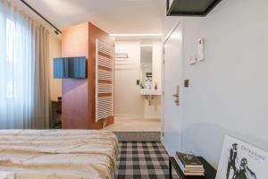 1 dormitorio con 1 cama y puerta al baño en WAY SWEET DREAMS - Room 3 en Gante