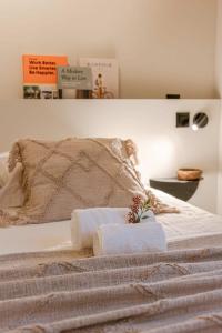 Una cama con dos toallas encima. en WAY SWEET DREAMS - Room 3 en Gante