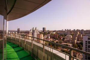 Balkón nebo terasa v ubytování SkyTech Most City Hotel 19 floor PANORAMIC VIEW