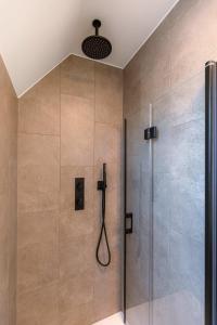 baño con ducha y puerta de cristal en Tosca - Charming double room at ranch "De Blauwe Zaal" en Brujas