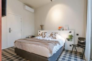 1 dormitorio con 1 cama grande en una habitación en WAY SWEET DREAMS - Room 1 en Gante