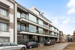 zwei vor einem Gebäude geparkt in der Unterkunft Majestic new penthouse with 2 parkings in Knokke-Heist