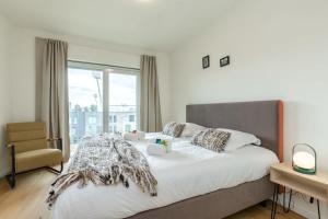 Lovely apartment with terrace and sea view tesisinde bir odada yatak veya yataklar