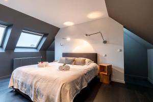 1 dormitorio con 1 cama con 2 toallas en Delicious house for 8 persons with sunny-garden in Duinbergen, en Knokke-Heist