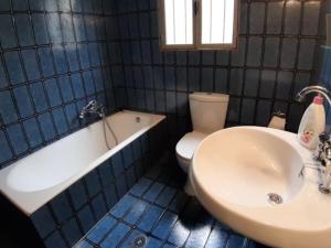 La salle de bains est pourvue d'un lavabo, d'une baignoire et de toilettes. dans l'établissement Castello House, à Patras