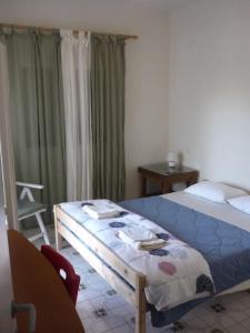 1 dormitorio con 1 cama, 1 mesa y 1 silla en Castello House en Patras