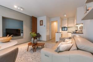 ein Wohnzimmer mit einem Sofa und einem Tisch in der Unterkunft Comfortable 2 bedroom apartment with sea-view in Knokke-Heist