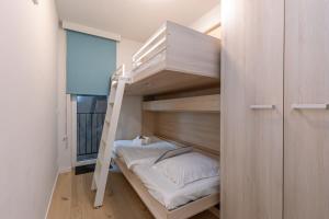 Двуетажно легло или двуетажни легла в стая в Comfortable 2 bedroom apartment with sea-view
