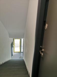 uma porta aberta para um corredor com um corredor que leva a um quarto em AURORA suites em Ghiroda