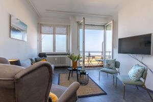 Μια τηλεόραση ή/και κέντρο ψυχαγωγίας στο Huswell - Beautiful spacious studio with frontal sea view