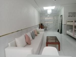 een woonkamer met een witte bank en een tafel bij super appartment in tetouan in Martil