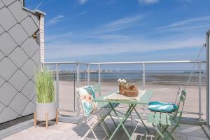 Huswell - Stunning Seafront Apartment的阳台或露台