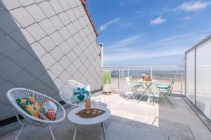Huswell - Stunning Seafront Apartment的阳台或露台