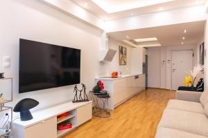 Televízia a/alebo spoločenská miestnosť v ubytovaní D9 center of Glyfada + 37 fotografií